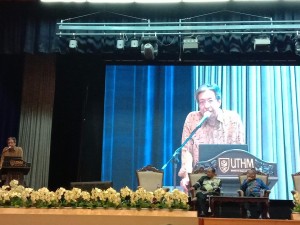 Profesor Linguistik UKM, Prof. Dr. Teo Kok Seong ketika membentangkan kertas kerja mengenai martabat bahasa Melayu.