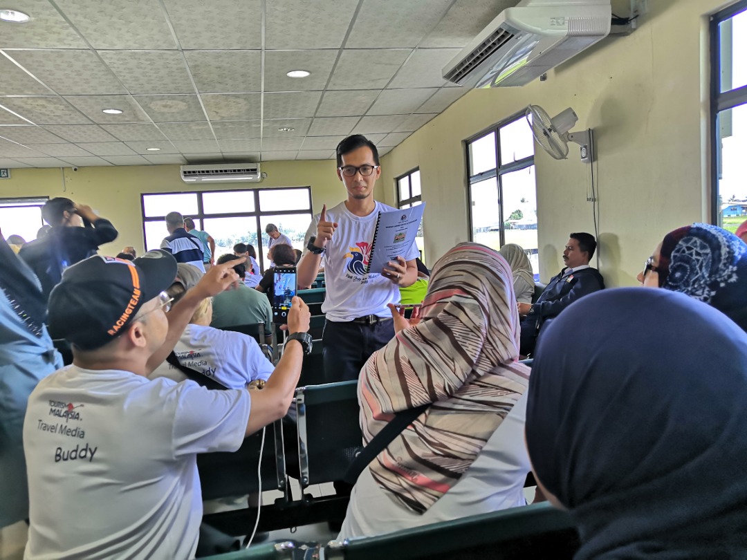 Pegawai Pelancongan Tourism Malaysia (TM), Syafikh Errsyam memberi taklimat kepada peserta.