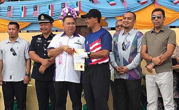 Sapdin menyampaikan sijil kepada antara wakil kontinjen yang memenangi acara perbarisan. 