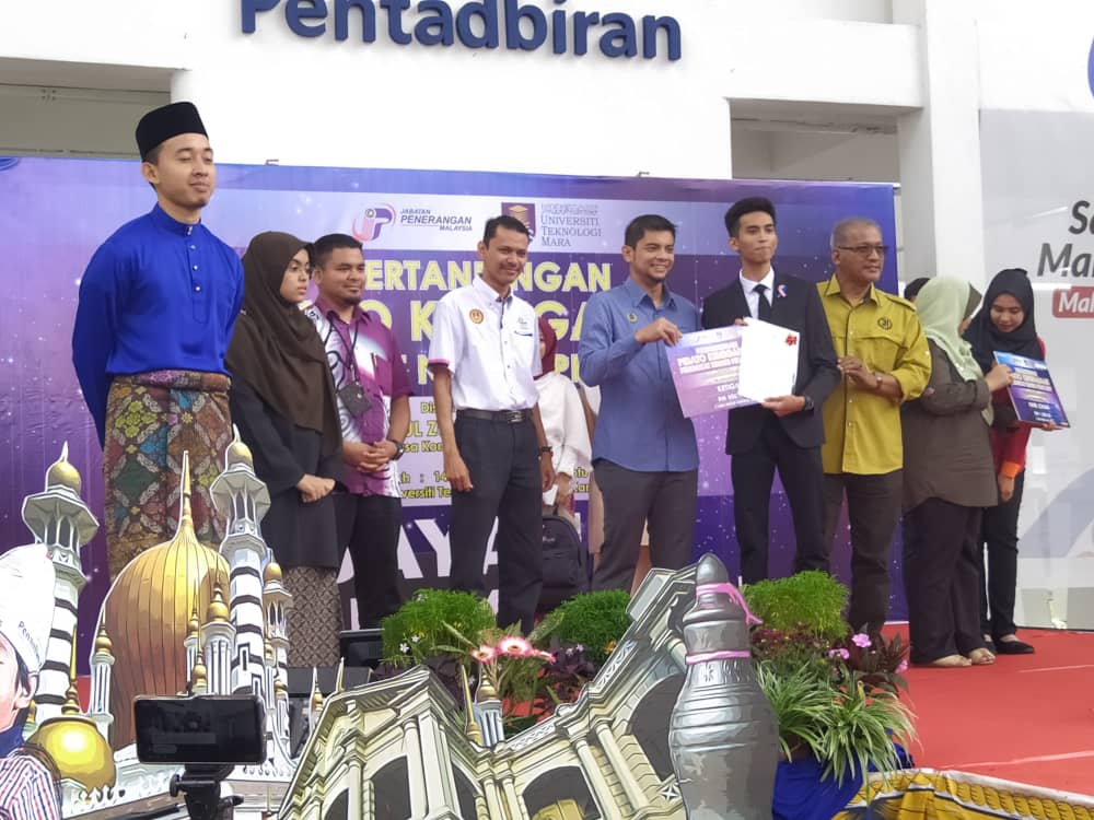 Hasnul (tengah) ketika menyampaikan hadiah kepada pemenang Pertandingan Pidato Kenegaraan Peringkat Negeri Perak 2019.