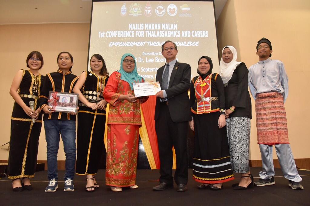 Lee (empat dari kanan) menerima memorandum daripada wakil pesakit Talasemia Malaysia. 