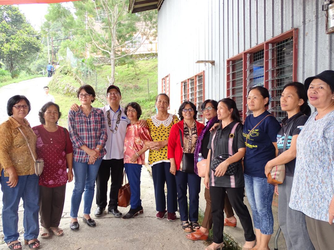 Ewon bergambar bersama sebahagian penduduk Kampung Kiau. 