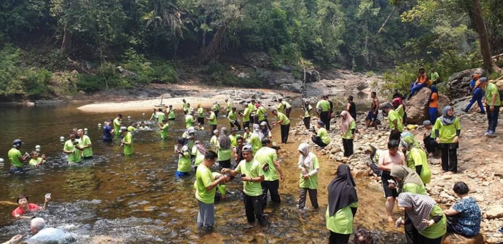 Para peserta Ekspedisi Sumber Air Negara di Santuari Kelah, Sungai Pertang.
