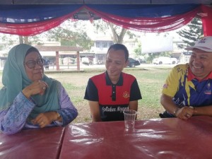 Natrah Ismail (kiri) meluangkan masa beramah mesra bersama ketua jabatan, Pegawai Perpaduan Daerah  Mohd Sahir (tengah) dan Pegawai Penerangan Daerah Segamat, Nor Sofian selepas selesainya program Semarak Kemerdekaan di kawasan beliau.