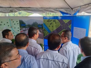 Datuk Dr. Sahruddin meninjau pelan tapak projek pelebaran jalan bersama Pegawai Daerah Kluang, Ismail Abu.