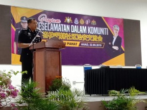 Ketua Polis Daerah Batu Pahat, ACP Azhan Abdul Halim ketika menyampaikan ucapan sebelum sesi dialog bersama masyarakat setempat. 