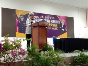 ADUN Penggaram, Gan Peck Cheng menyampaikan ucapan dalam Majlis Keselamatan Dalam Komuniti. 