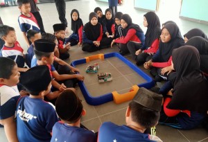 Para pelajar diberi penerangan bagi mengendalikan robot oleh wakil dari MyRobot.