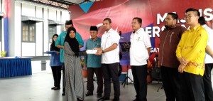 Menteri Besar Johor turut menyampaikan sumbangan Asnaf kepada 20 orang penerima.