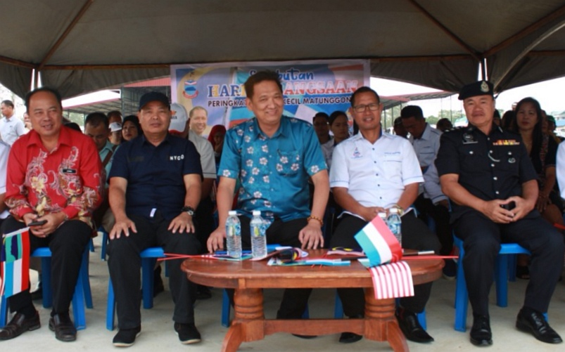 Barlus(tengah) bersama ketua jabatan dan pemimpin masyarakat pada Sambutan Hari Kebangsaan Peringkat Daerah Kecil Matunggong. 