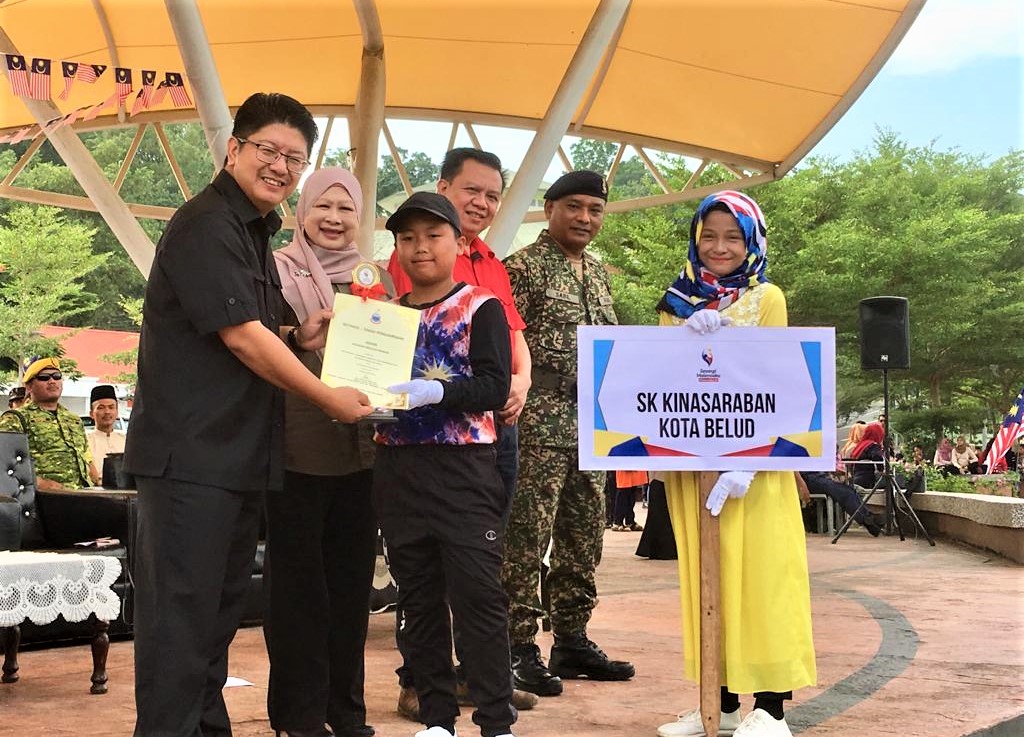 Ewon menyampaikan hadiah kepada pasukan SK Kinasaraban, Johan kategori sekolah rendah.