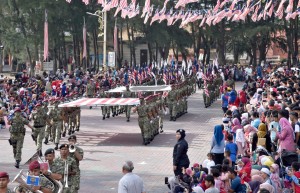 Pasukan Simpanan Tentera Darat membawa Jalur Gemilang dan bendera negeri Terengganu gergasi pada perarakan sambutan Bulan Kebangsaan 2019 peringkat negeri Terengganu di Dataran Batu Burok, Kuala Terengganu
