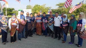 Flag-off peserta oleh Kamaruddin bin Deraman dan Ros Naini Arshad