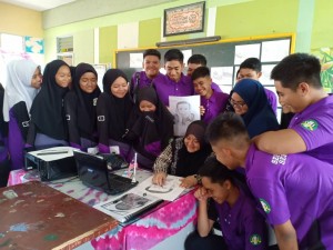 Guru Pendidikan Seni Visual SMK Seri Dungun, Wan Mazrina Wan Mokhtar, 41 menunjukkan teknik melukis kepada para pelajar