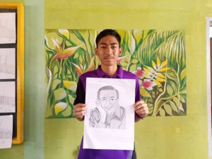 Wan Ahmad Fuad Wan Zaid,16 antara pelajar yang berbakat dalam kemahiran melukis  menunjukkan hasil lakaran wajah Perdana Menteri, Tun Dr. Mahathir Mohamad