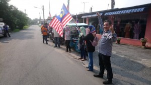 Flag-off perarakan kayuhan merdeka disempurnakan oleh Pn. Ros Naini Arshad, Pegawai Penerangan Daerah Kuala Terengganu