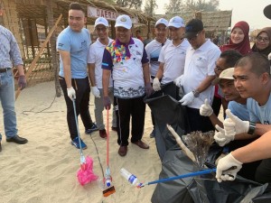 Pengerusi Jawatankuasa Pelancongan, Kebudayaan dan Teknologi Maklumat Negeri, Ariffin Deraman turut serta dalam aktiviti membersihkan pantai