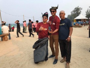 Sebahagian peserta program 'Jom Bersih Pantai' di Pantai Batu Buruk