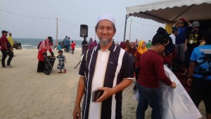 Wan Mukhtar Wan Kadir, 61, peserta program 'Jom Bersih Pantai'