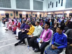 Antara penonton yang hadir ke majlis Malam Gema Puisi Sayangi Malaysiaku Peringkat Dun Pinang Tunggal