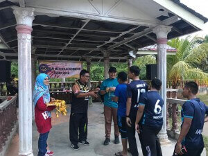 Penyampaian medal bola sepak persahabatan Kuala Gali FC vs Pilihan Parlimen Raub sempena Program Merdeka@Komuniti Peringkat Komuniti.