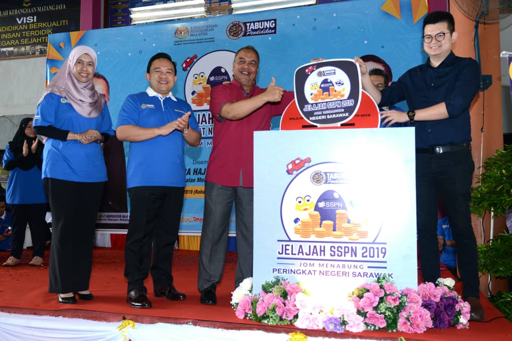 Dato’ Wira Amiruddin menyempurnakan acara simbolik perasmian. Turut kelihatan, Kelvin Yii (kanan), Mastura (kiri) dan Wan Saiful (dua kiri).