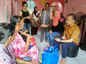Fahmi Fadzil bersama Jabatan Penerangan WPKL, MPP Zon dan KHM Lembah Pantai menyampaikan sumbangan berupa barangan keperluan harian kepada Rajakani a/p Gopal, 86.