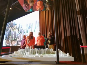 Menteri Wilayah Persekutuan, Khalid Samad bersama Ahli Parlimen Titiwangsa merangkap Menteri Pembangunan Luar Bandar, Rina Mohd Harun meneliti model 3D Pelan Pembangunan Semula Kampong Bharu