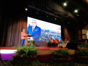 Khalid Samad menegaskan pengekalan elemen Melayu dalam perancangan Pelan Pembangunan Semula Kampong Bharu  amat penting ketika berucap dalam Sesi Townhall Bersama Pemilik Dan Pewaris Tanah Kampong Bharu hari ini.