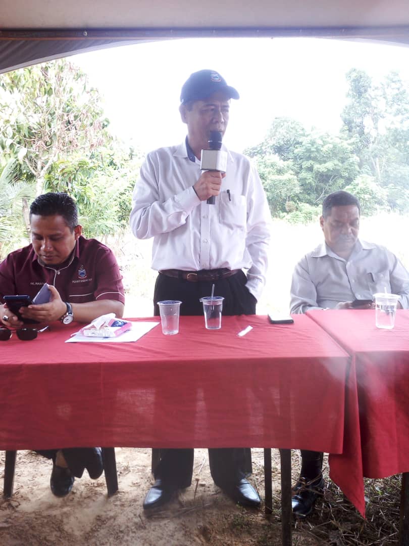 Dr. Daud (tengah) merasmikan majlis Penyerahan Tangki Air di Kg Viging Bongawan