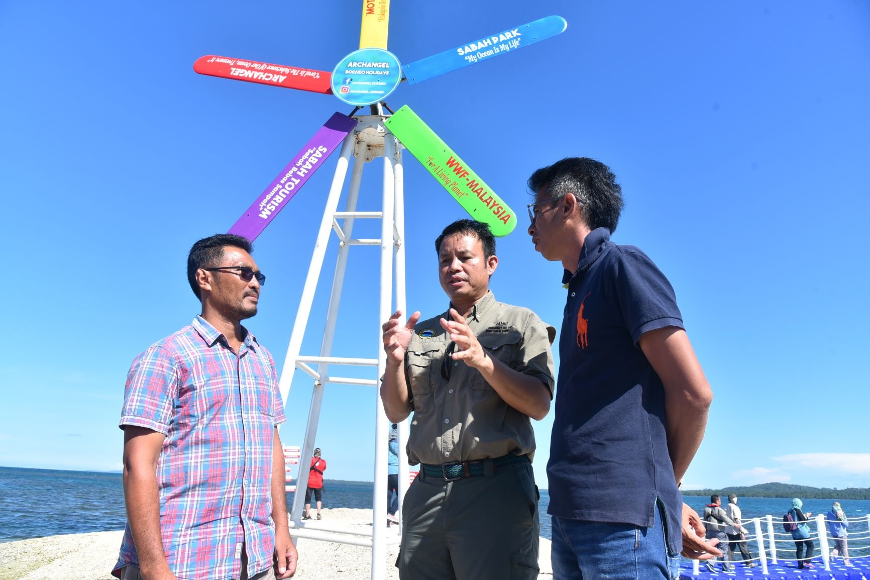 Jamili (tengah) sedang menerangkan sesuatu kepada Pengerusi Persatuan Pelancongan Supirak, Moktar Amirol (kiri) dan Pengarah Pusat Pelancongan Archangel, Victor Tan Vui Keong (kanan).