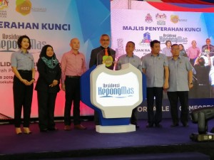 Khalid Samad menyempurnakan gimik perasmian Majlis Penyerahan Kunci Unit Residensi KepongMas