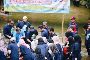 Para pelajar UIAM bersama Amirudin Shari bergotong royong membersihkan sungai sempena Sambutan Hari Sungai Sedunia peringkat MPS di GISB Ecotourism Resort, Ulu Yam.
