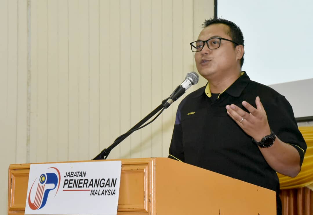 Pegawai Siasatan, Suruhanjaya Pencegahan Rasuah Malaysia (SPRM), Garit Laga menyampaikan ceramah bertajuk 'Integriti Dalam Jabatan'. 