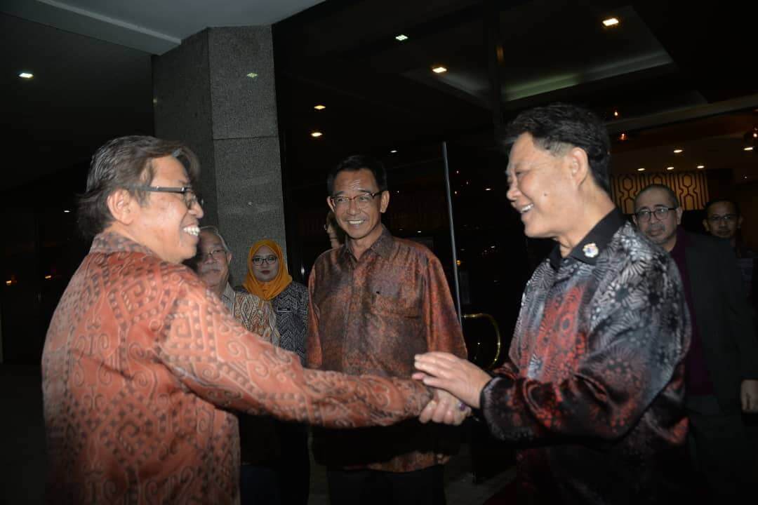 Mohammaddin (kanan) bersalaman dengan Abang Jo (kiri). semasa menghadiri Malam Gala Bomeo Craft Textile