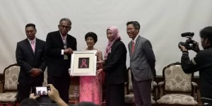 Pengarah HKL dan Pengerusi KL Pink Oktober menyampaikan cenderamata kepada Tun Dr. Siti Hasmah