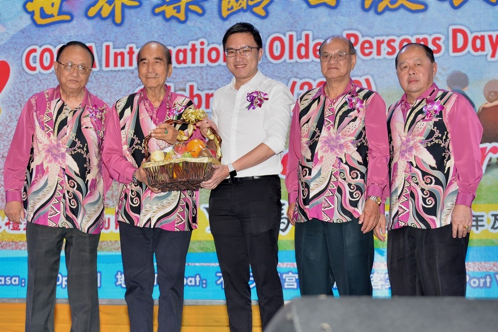 Phoong (tengah) menerima cenderahati dari Presiden Persatuan Warga Emas Sabah (COSCA), Jimmy Ng Thau Syn (dua dari kiri).
