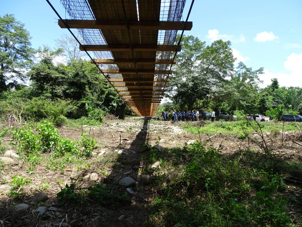Jambatan gantung yang baru, dibina di kawasan yang tiada sungai.