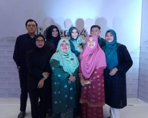 Pengarah Kolej Komuniti Pasir Gudang Fadzilah Yusof (tengah) dan Timbalan Pengarah Akademik Jamaliah Salbi (baju merah) bersama sebahagian peragawan dan peragawati serta pereka busana Revamp 4.0.