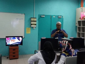 Hairul Anuar Masrol yang merupakan Pensyarah bagi Program Teknologi Maklumat sedang menunjukkan demo AR kepada para tetamu yang hadir.
