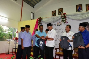 Ketua Kampung kawasan 6, Mukim Rimba Terjun Pontian, Zazam Hashim menerima bantuan komputer riba dari kerajaan negeri.