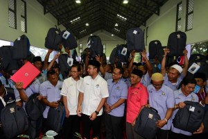 Ketua Kampung dan Ketua Masyarakat dari Dearah Pontian yang menerima bantuan komputer riba bergambar bersama Menteri Besar Johor. 