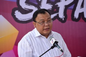 Timbalan Menteri Komunikasi dan Multimedia Malaysia, Eddin Syazlee Shith semasa menyampaikan ucapan dalam Program Sepakat@Komuniti di Dewan Terbuka Kampung Haji Ashari Pontian.