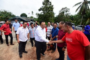 Ketibaan Timbalan Menteri Komunikasi dan Multimedia Malaysia disambut oleh masyarakat setempat. 