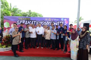 Sesi bergambar kenangan bersama Timbalan Menteri Komunikasi dan Multimedia Malaysia, Eddin Syazlee Shith. 
