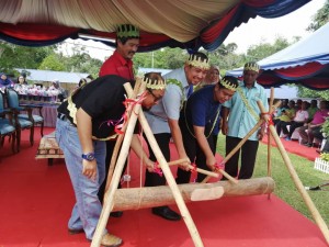 Menteri Besar Johor memukul kelondang sebagai gimik perasmian.