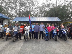 Para peserta konvoi Bermotor bergambar Bersama Imam Masjid Daerah Muar dan penghulu serta Ketua Kampung Pt Sempadan.