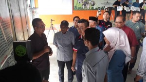 ADUN Pekan Nenas ketika sesi lawatan ke pameran sempena Pelancaran Kempen Pertanian Dihatiku Peringkat Negeri Johor. 