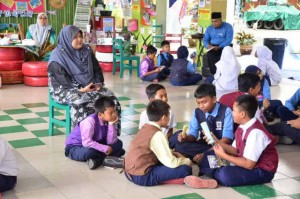 Para pelajar dibantu oleh guru menyiapkan tugasan yang diberi.
