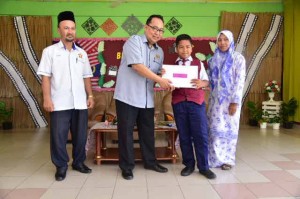 Pengarah Penerangan Negeri Perlis, Azrul Hasan menyampaikan sijil kepada para peserta.